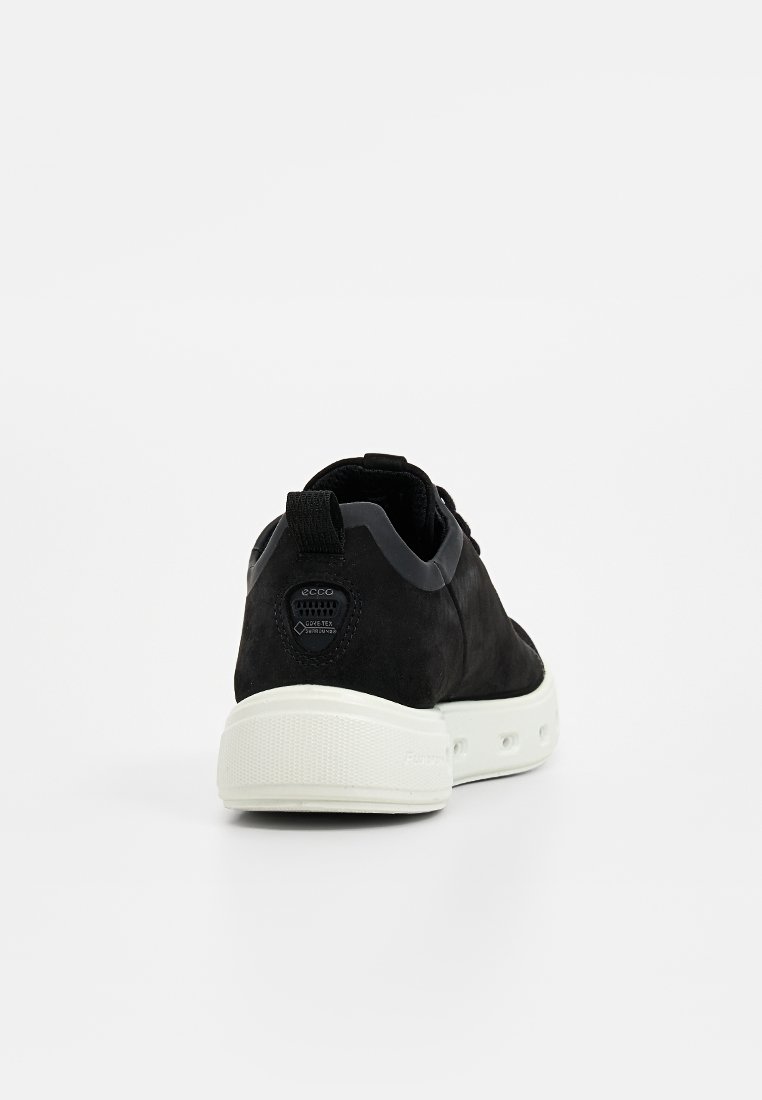Schwarze Wildledersneaker mit weißer Gummisohle, abgerundeter Form und Akzentnähten. Verfügt über eine Fersenschlaufe und Ecco-Branding auf der Rückseite.