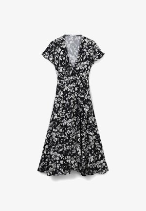 Czarna sukienka w kwiaty z krótkimi rękawami, głębokim dekoltem w serek oraz dopasowaną talią z rozkloszowanym dołem. Wzór kwiatowy w białym i jasnoszarym kolorze.