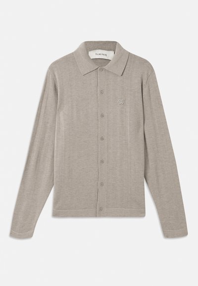 Hellgrauer Cardigan mit langen Ärmeln, einem kragenförmigen Ausschnitt, vorderen Knöpfen und einem kleinen bestickten Logo auf der linken Brust. Weiche Textur.