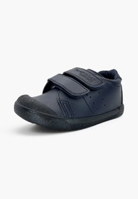 Chaussure enfant bleu marine avec double bandes Velcro et bout et semelle en caoutchouc noir texturé sur fond blanc.