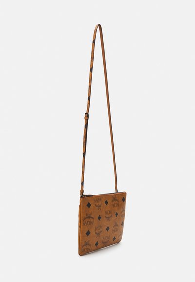 MCM AREN VISETOS FLAT POUCH MED - Τσάντα χιαστί - cognac