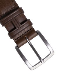 Cintura in pelle marrone con sezioni impresse, caratterizzata da cuciture a contrasto e una fibbia metallica rettangolare argentata. Texture liscia con una finitura lucida.