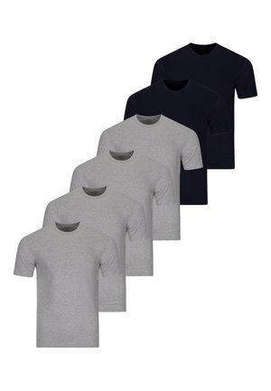 Pięć gładkich, krótkich koszulek z okrągłym dekoltem, trzy w jasnoszarym kolorze i dwie w czarnym, ułożonych w przysłoniętym, stopniowanym rzędzie.