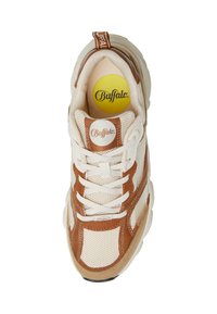 Krem- og brune sneakers laget av mesh- og suede-materialer, med hvite snørebånd og et rundt gult sålelogo. Standard polstret tunge og krage.