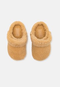 Een paar tan kleurige, fuzzy instapslippers met opgerolde manchetten, die een zachte, wolachtige textuur en een gezellige binnenvoering tonen.