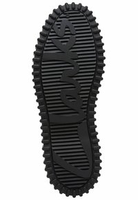 Suela de zapato de goma en negro, con surcos profundos para tracción, bordes elevados y un logotipo de marca prominente en un diseño troquelado.