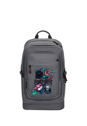 Zaino grigio con personaggi e logo di Fortnite stampati sulla tasca frontale, con più scomparti con cerniera e manico superiore.