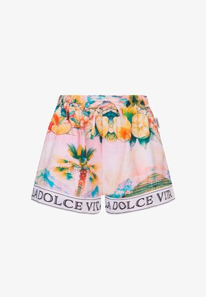 Krótkie kolorowe spodenki z nadrukiem cytryn i palm oraz napisem „LA DOLCE VITA” wzdłuż dolnego brzegu.