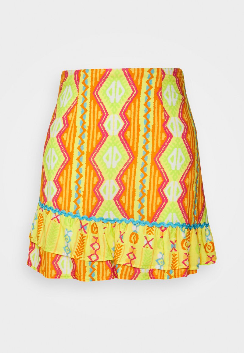 Saia de cores vivas com uma mistura de padrões geométricos em laranja, rosa, verde e azul. Barra franzida e detalhe de costura decorativa.