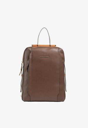 Brauner Leder-Rucksack mit glatter Textur, versehen mit einem oberen Griff, zwei seitlichen Reißverschlüssen und einem metallischen Logoakzent an der Vorderseite.