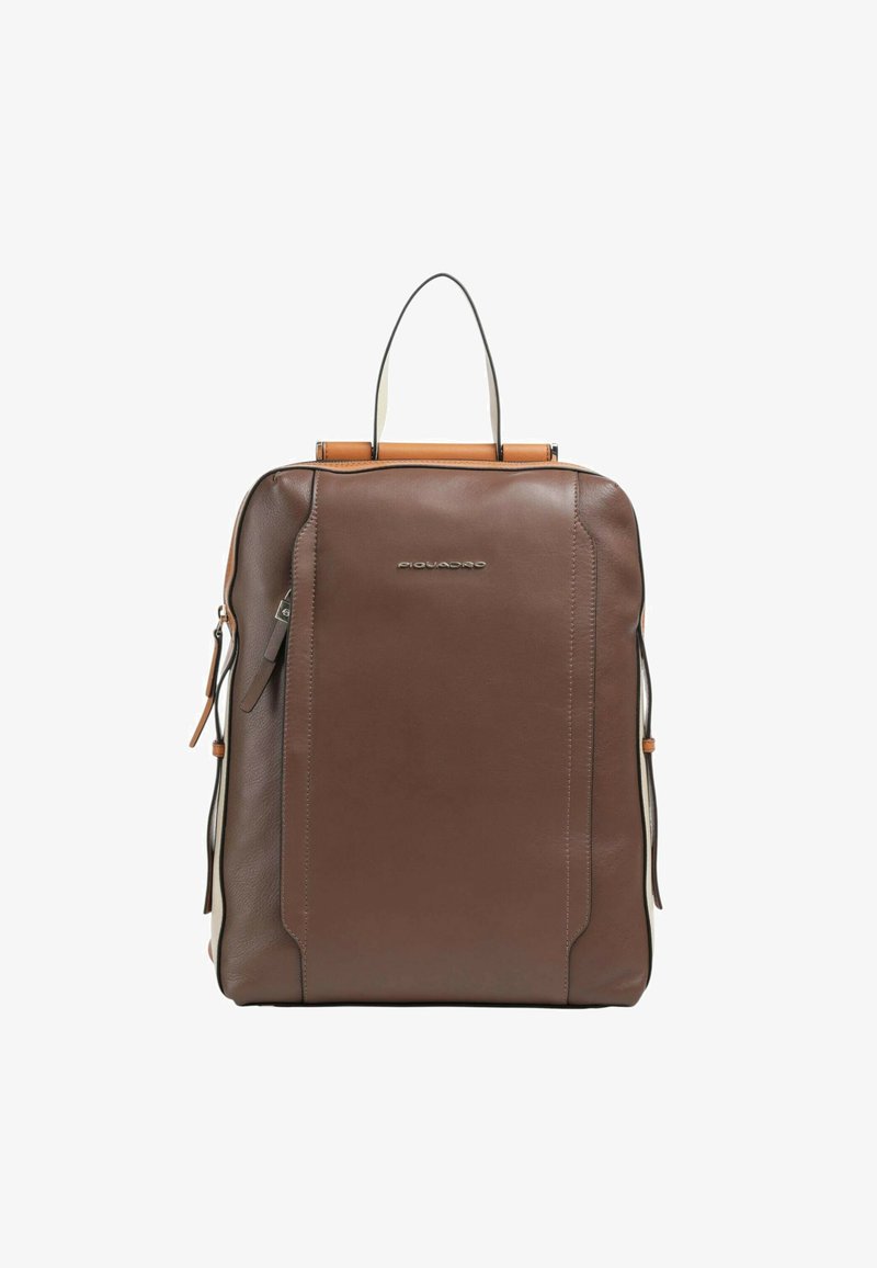 Sac à dos en cuir marron avec une texture lisse, doté d'une poignée supérieure, de deux zips latéraux et d'un accent logo métallique à l'avant.