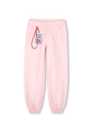 Lichtroze kinderjoggingbroek met elastische taille en boorden, zijzakken en een rood-blauwe skipasafbeelding op de linker dij.