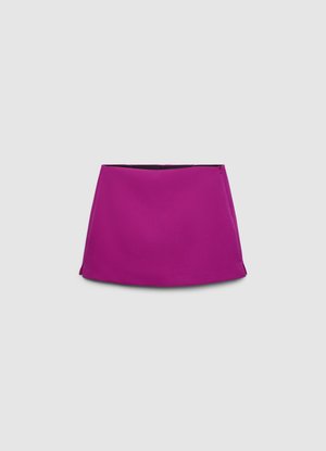 Mini-jupe violette et extensible avec un design minimaliste, présentant une coupe droite et une texture lisse. Aucun élément métallique ni motifs visibles.