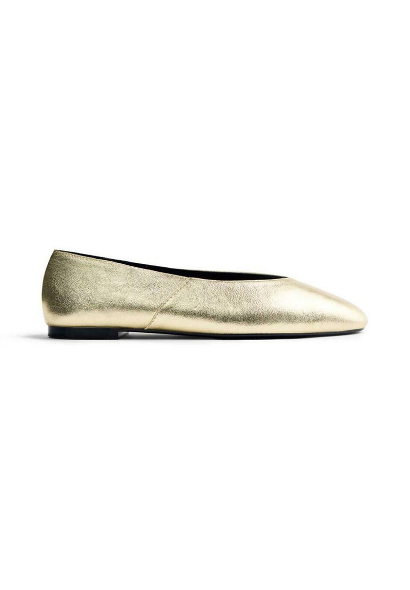 Ballet flat doré métallisé, texture en cuir lisse, bout pointu, petit talon en caoutchouc, design minimaliste et doublure intérieure noire.