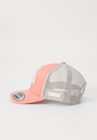 Rozā beisbola cepure ar cietu priekšpusi un pelēku acs aizmuguri. Priekšpusē ir logo un plakans maliņš. Izstrādāta ar ventilāciju.