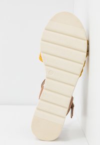 Caprice 9-9-28609-24 - Keilsandalette - lemon/nut