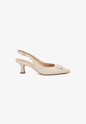 Décolleté slingback in pelle verniciata beige con punta affusolata, tacco basso a blocco e un elegante dettaglio sul gambetto che presenta il nome del marchio.