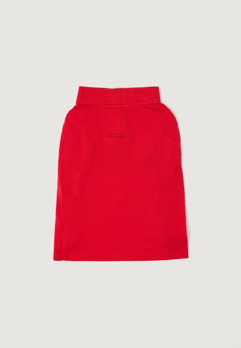 Červená bavlnená sukňa s priliehavým pásom a jedným horizontálnym rozparkom umiestneným v strede. Hladká textúra, dĺžka po kolená.