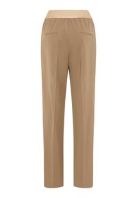 Beige skræddersyede bukser med bred elastisk linning og to baglommer med paspoler, vist bagfra på en hvid baggrund.