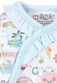 Hellblauer organischer Baumwollstrampler mit Rüschensaum, bunten Mustern von Regenbögen, Wolken und verspielten Designs sowie Druckknöpfen.
