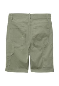 Pantalones cortos de carga verdes fabricados en algodón con una textura suave. Cuenta con dos bolsillos traseros y bolsillos laterales adicionales para almacenamiento.