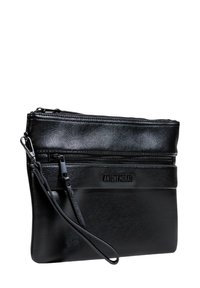 Clutch in pelle nera con finitura testurizzata, dotata di molteplici scomparti con zip e di un laccio da polso. Logo impresso sul davanti.
