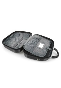 Funda de viaje negra con interior gris de patrón geométrico, compartimentos con cremallera y una ventana para identificación transparente. Cuenta con un asa resistente.