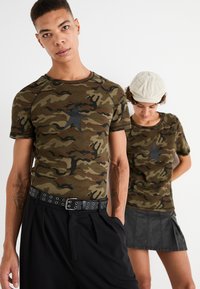 Jaded London CAMO STARSTRUCK TEE UNISEX - T-shirt estampada - brown