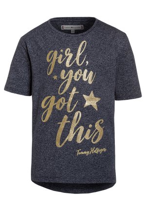Navyblaues T-Shirt mit kurzen Ärmeln und goldglitzerndem Schriftzug "girl, you got this" sowie der Signatur "Tommy Hilfiger".