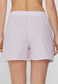 Un short rayé rose et bleu avec une taille élastique, fabriqué en tissu léger, offrant une coupe décontractée et une longueur mi-cuisse.