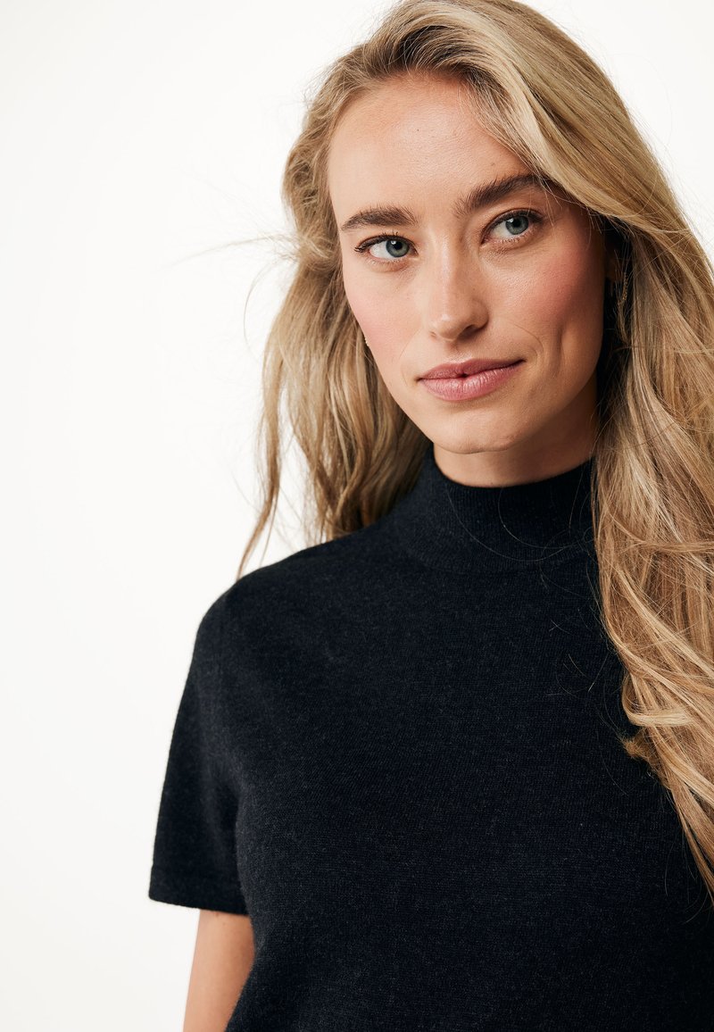 Ciemnoszara, krótkosleeve sweter z wysokim kołnierzem, wykonany z miękkiego, teksturowanego materiału, charakteryzujący się klasycznym krojem i minimalnymi detalami.