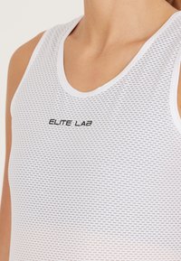 Hvid ærmeløs tanktop lavet af mesh-stof, der har en rund hals og et subtilt gråt mønster. "ELITE LAB" logo i sort på forsiden.