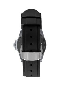 Zwarte rubberen horlogeband met meerdere gaten, bevestigd met een zilveren metalen gesp. De band heeft een gladde textuur en een afgerond profiel.