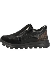 Sneaker neri realizzati con materiali misti, tra cui pelle verniciata lucida, camoscio e dettagli testurizzati, con una suola chunky e zip decorativa.