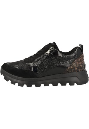 Baskets noires avec des matériaux mélangés, y compris du cuir verni brillant, du daim et des accents texturés, présentant une semelle épaisse et un détail de fermeture éclair.