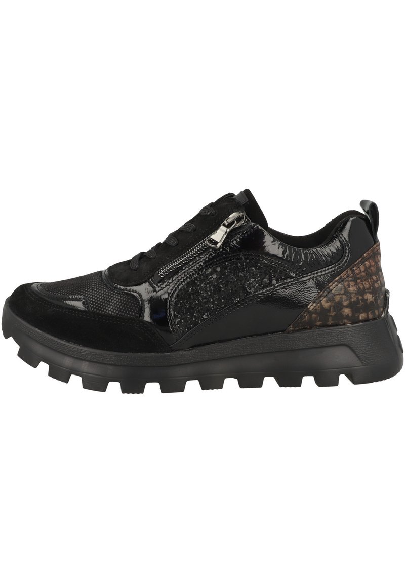 Sneaker neri realizzati con materiali misti, tra cui pelle verniciata lucida, camoscio e dettagli testurizzati, con una suola chunky e zip decorativa.