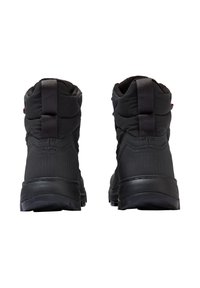 Schwarze Winterstiefel mit einem gepolsterten Obermaterial, strukturierten Seiten und Gummisohlen. Enthält eine Rückziehhilfe für einfaches An- und Ausziehen.