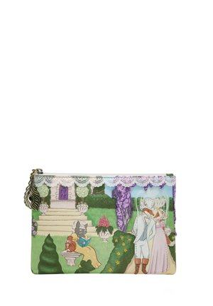 Borsetta con cerniera raffigurante una scena da giardino d'epoca con animali vestiti in abiti vittoriani, rifinitura in pizzo e ciondolo con piuma di pavone sulla cerniera.