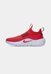 Sneakers rossi slip-on con superiore in tessuto testurizzato, fascia elastica e suola bianca con il famoso swoosh rosso di Nike. Due linguette sul tallone.