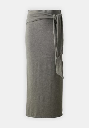 Falda larga y gris de estilo envolvente, hecha de una suave tela texturizada; presenta un detalle de nudo retorcido en la cintura y una silueta recta.