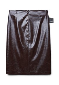 Mini-jupe en simili cuir marron avec une texture lisse et brillante, présentant une couture au centre arrière et une étiquette sur le côté.