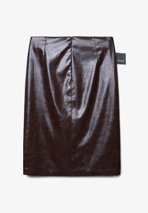 Mini-jupe en simili cuir marron avec une texture lisse et brillante, présentant une couture au centre arrière et une étiquette sur le côté.