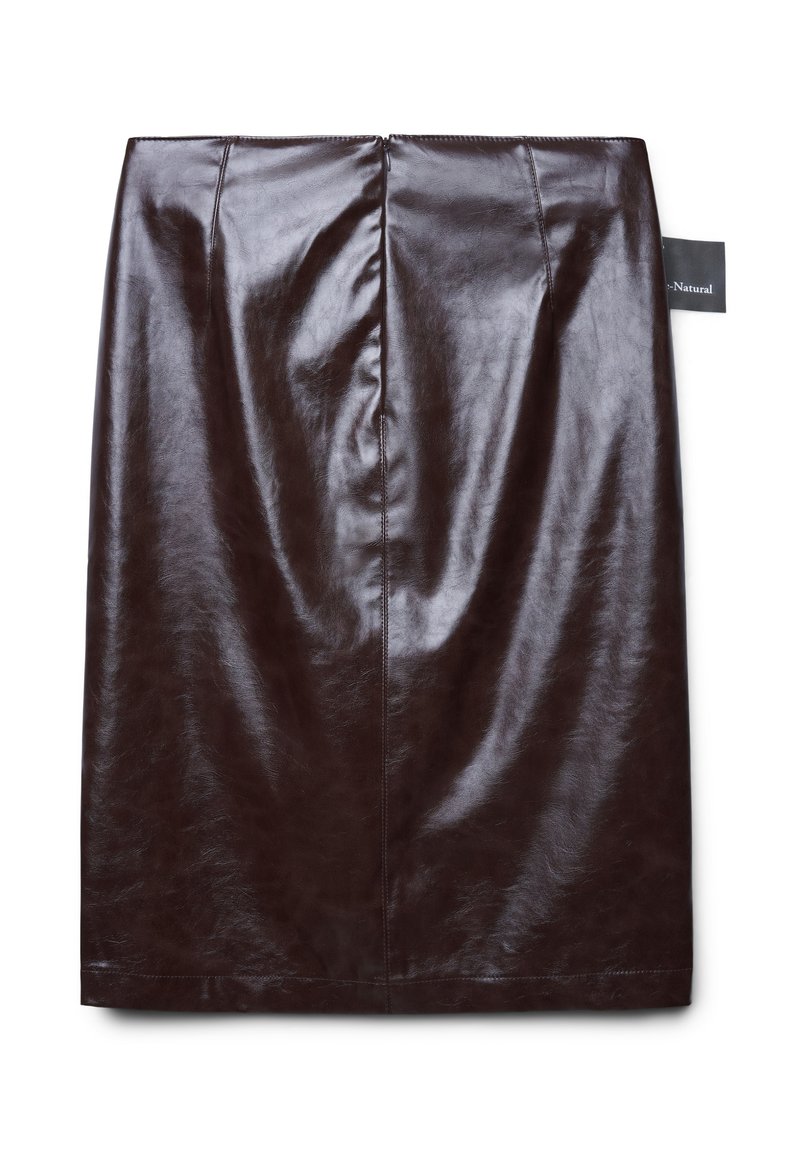 Mini-jupe en simili cuir marron avec une texture lisse et brillante, présentant une couture au centre arrière et une étiquette sur le côté.