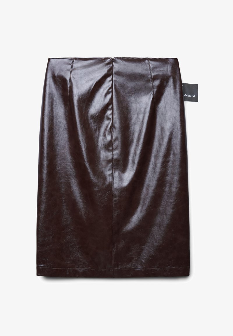Mini-jupe en simili cuir marron avec une texture lisse et brillante, présentant une couture au centre arrière et une étiquette sur le côté.