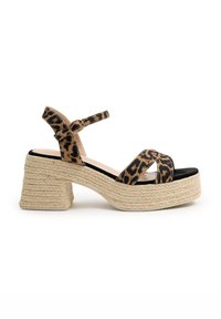 Sandalias de plataforma con estampado de leopardo, tira en el dedo de ante negro, tacón de yute trenzado y correa ajustable en el tobillo con hebilla dorada.