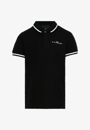 Zwart poloshirt met korte mouwen met witte bies op kraag en manchetten, twee knopen en het "John Richmond" logo op de linkerborst.
