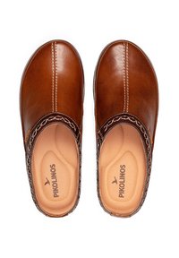 Sabots en cuir marron avec une finition lisse, présentant des accentuations brodées et une semelle intérieure rembourrée. Design à bout rond et dos ouvert.