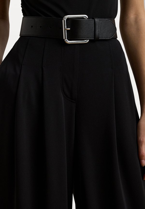 STRAIGHT MATTE JERSEY FULL PLEATED - Trousers2