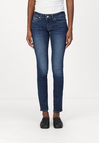 Jeans skinny in denim blu scuro, con vita alta, design a cinque tasche e delicate sfumature. Texture liscia con leggero stretch.