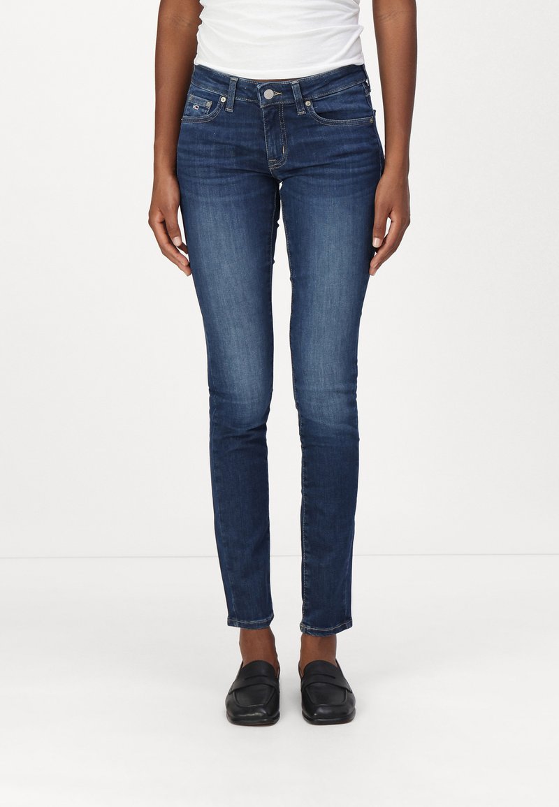 Jeans skinny in denim blu scuro, con vita alta, design a cinque tasche e delicate sfumature. Texture liscia con leggero stretch.